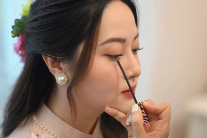 Học viên thực hành kỹ thuật trang điểm chuyên nghiệp tại Thảo Nguyễn Makeup Academy