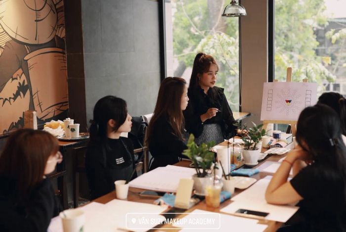 Không gian sáng tạo đầy cảm hứng tại Vân Suzi Makeup Academy