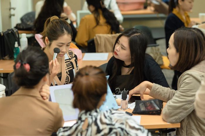 Học viên thực hành kỹ thuật make-up chuyên nghiệp tại Juhee Makeup