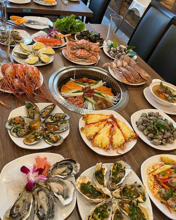 Quầy buffet hải sản phong phú tại Poseidon