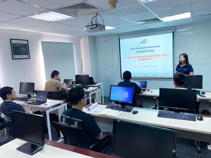 Hình ảnh truyền cảm hứng: Giảng viên SmartPro hướng dẫn học viên thực hành kỹ năng thuyết trình chuyên nghiệp