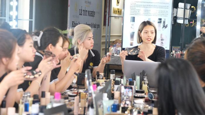 Buổi học thực tế với người mẫu tại MaiPhan Makeup Artist