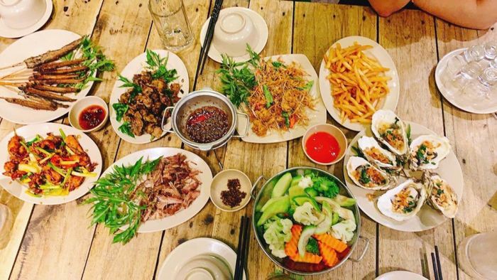 Những món ngon đặc trưng Nam Bộ được trình bày tinh tế tại Hẻm Quán