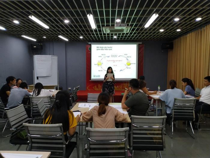 Khoảnh khắc đáng nhớ: Giảng viên và học viên Masterskills trong buổi đào tạo kỹ năng đàm phán