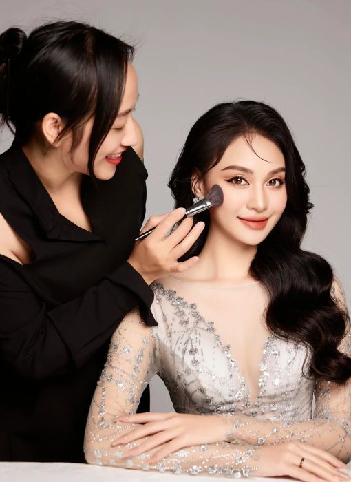 Học viên thực hành kỹ thuật make-up cao cấp tại Nga Nguyễn - Jin Beauty