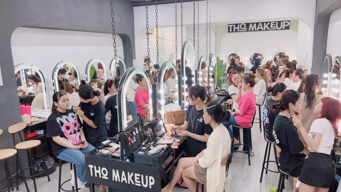 Học viên thực hành kỹ thuật trang điểm tại Thỏ MakeUp
