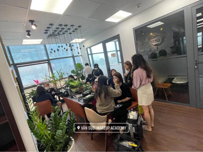 Hình ảnh học viên thực hành tại Vân Suzi Makeup Academy