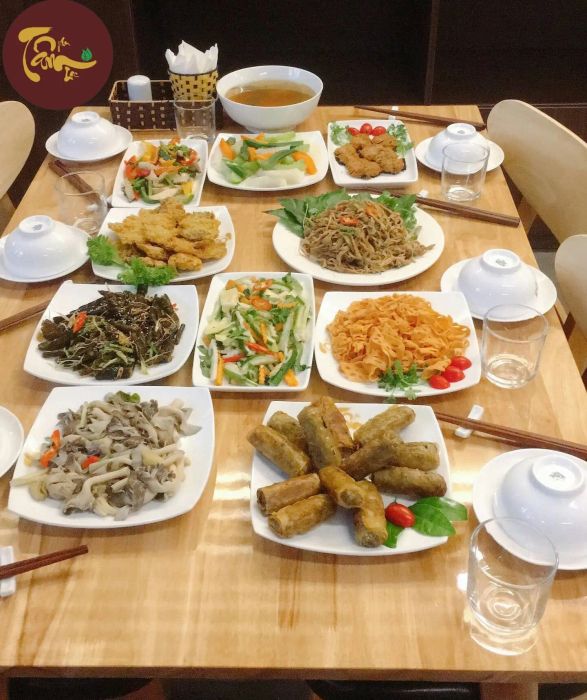 Mâm cỗ chay thanh tịnh được trình bày tinh tế tại Nhà hàng chay Tâm An Lạc