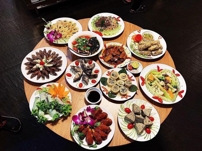 Không gian ấm cúng mang đậm nét Phật giáo tại Nhà hàng Buffet Chay An Lạc