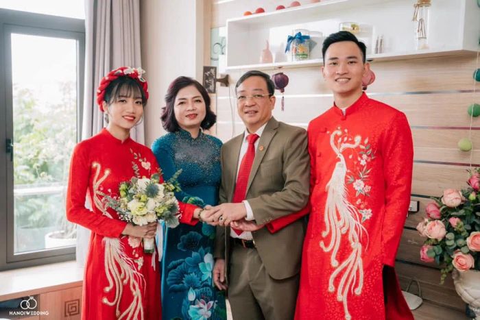 Những mẫu áo dài cách tân đầy nghệ thuật từ Thanh Hải