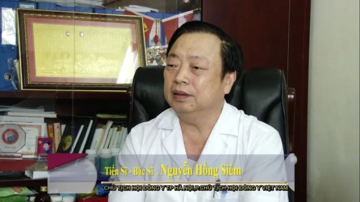 Bác sĩ Nguyễn Hồng Siêm trong buổi khám bệnh - Ghi lại những giây phút chữa trị tận tâm (Ảnh 2)