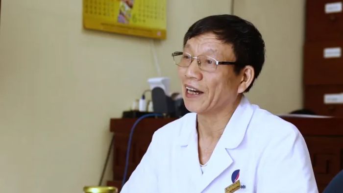 Hình ảnh Lương y Nguyễn Bá Vưỡng trong phòng khám