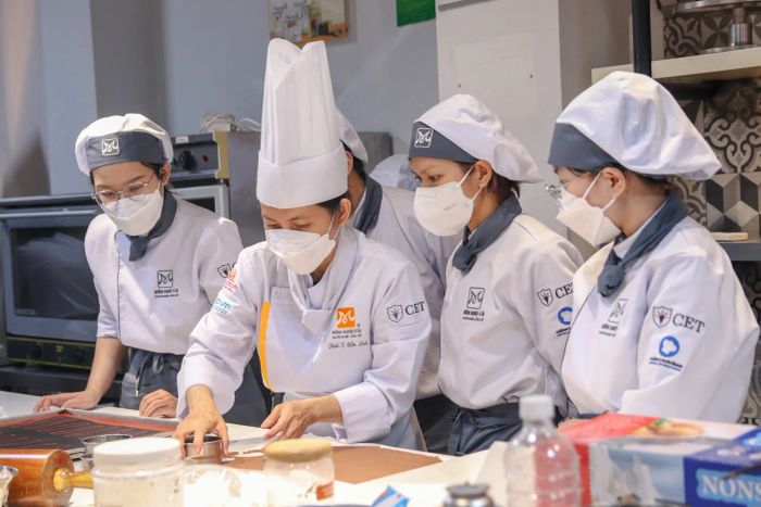 Hình ảnh lớp học bánh hiện đại tại Hướng Nghiệp Á Âu – Ảnh 2