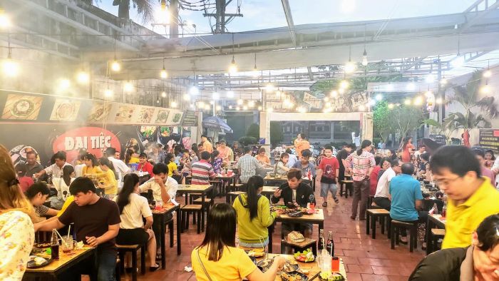 Không gian sang trọng và bếp nướng hiện đại tại Kachu Buffet