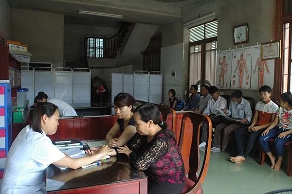 Ảnh 2: Khoảnh khắc bác sĩ Đoan tận tình hướng dẫn bệnh nhân sử dụng thuốc