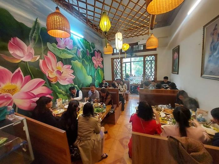 Bàn tiệc lẩu chay đa dạng với nguyên liệu tươi ngon tại Liên Hương Vegan Restaurant