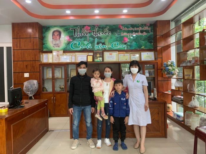 Khoảnh khắc giao lưu cùng bệnh nhân - Ảnh tư liệu Lương y Nguyễn Hữu Toàn (hình 3)