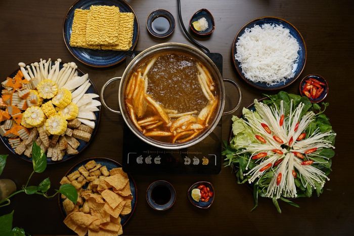 Góc ẩm thực thanh tịnh với bàn tiệc đa dạng tại Buffet Chay Hạnh Phúc