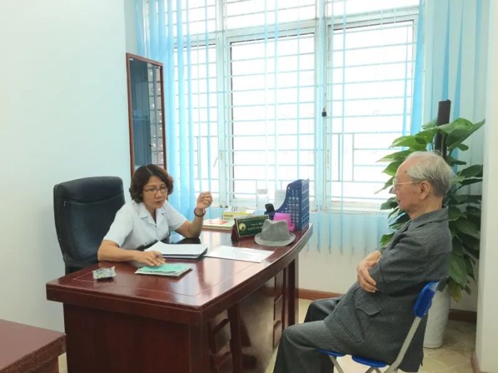 Thạc sĩ, Bác sĩ Nguyễn Thị Tuyết Lan trong buổi khám bệnh từ thiện - Ảnh tư liệu quý giá