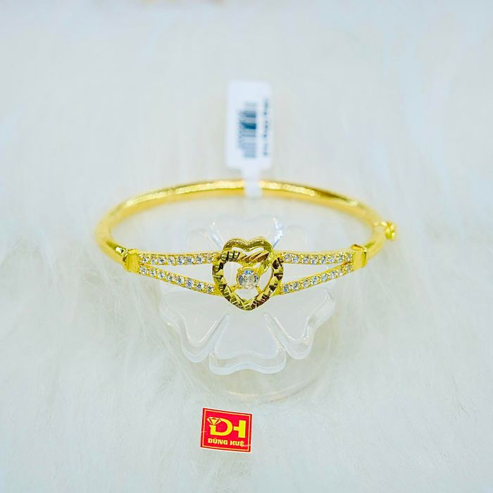 Không gian trưng bày ấn tượng tại Vàng Bạc Dũng Huệ