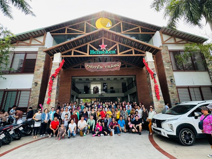 Không gian sang trọng với view sông tại Nhà hàng Thuyền Trăng