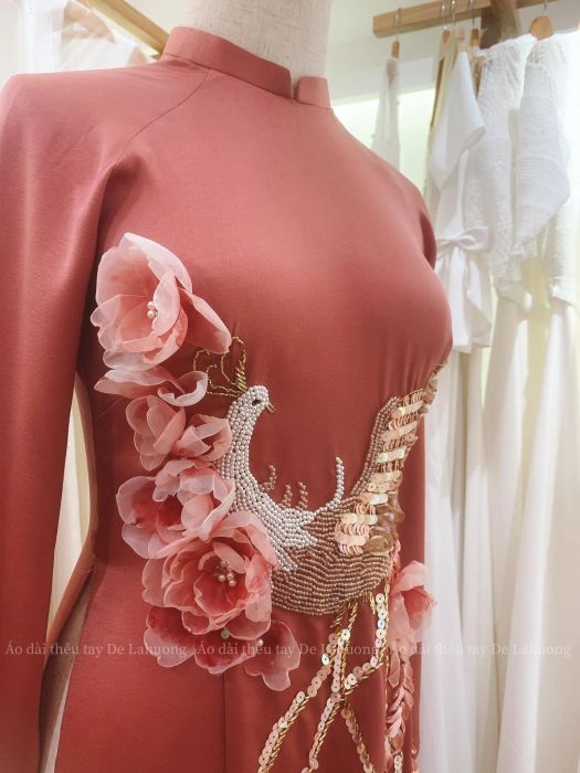 Những mẫu áo dài thêu tay độc đáo của De lahuong