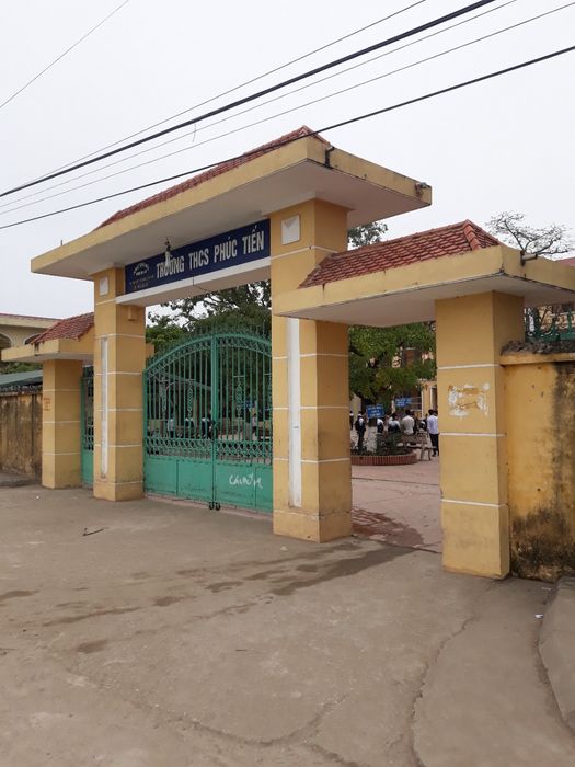 Khuôn viên xanh mát của Trường THCS Phúc Tiến