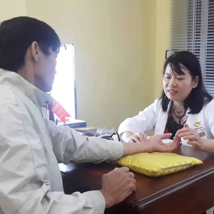 Bác sĩ Trần Thị Kim - Ảnh 2: Khoảnh khắc bắt mạch chẩn bệnh tận tâm