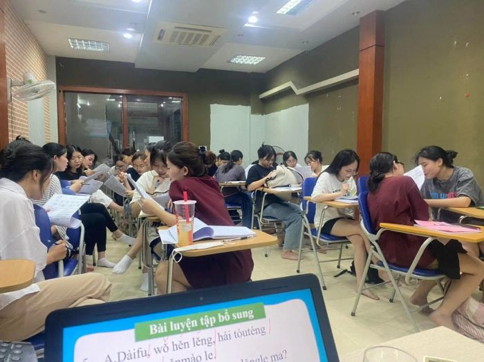 Giảng viên và học viên trong giờ học tương tác tại Hoài Phương HSK
