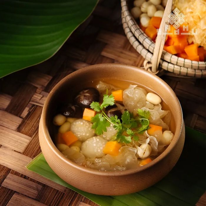 Không gian ấm cúng với ánh sáng dịu nhẹ tại Nhà hàng chay Sadhu