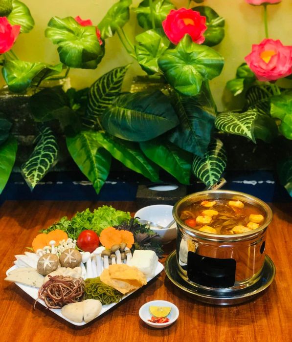 Không gian ấm cúng và thư thái tại Cơm Chay Hoa Sen