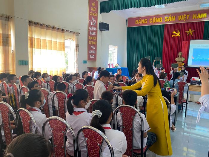 Khuôn viên xanh mát của Trường THCS Nam Triều