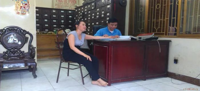 Bác sĩ Trần Thịnh - Ảnh 3: Khoảnh khắc chẩn mạch cho bệnh nhân