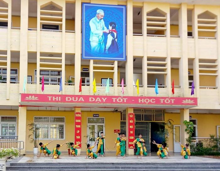 Khuôn viên xanh mát của Trường THCS Phú Túc