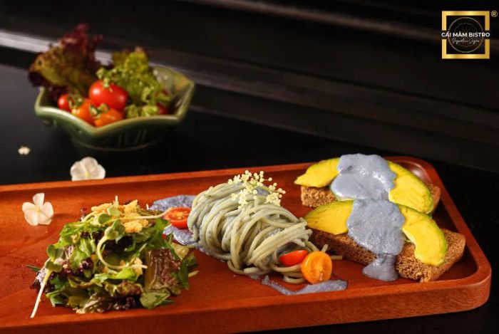 Không gian sang trọng với ánh đèn ấm áp tại Cái Mâm Bistro