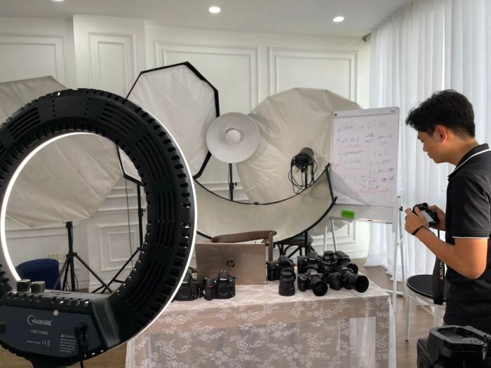 Học viên thực hành chụp ảnh sản phẩm tại Mimosa Academy