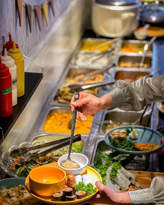 Không gian ấm cúng với bàn tiệc buffet đa dạng tại Buffet Chay Vegito