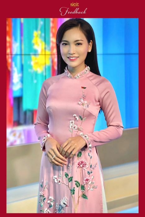 Hình ảnh áo dài thêu hoa văn tinh tế từ Hà Cúc