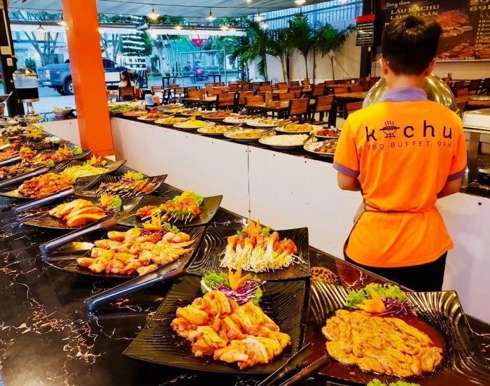 Bàn tiệc buffet đa dạng với hải sản tươi sống tại Kachu