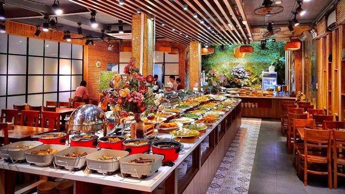 Không gian ấm cúng với quầy buffet trung tâm tại Buffet Chay Hương Thiền