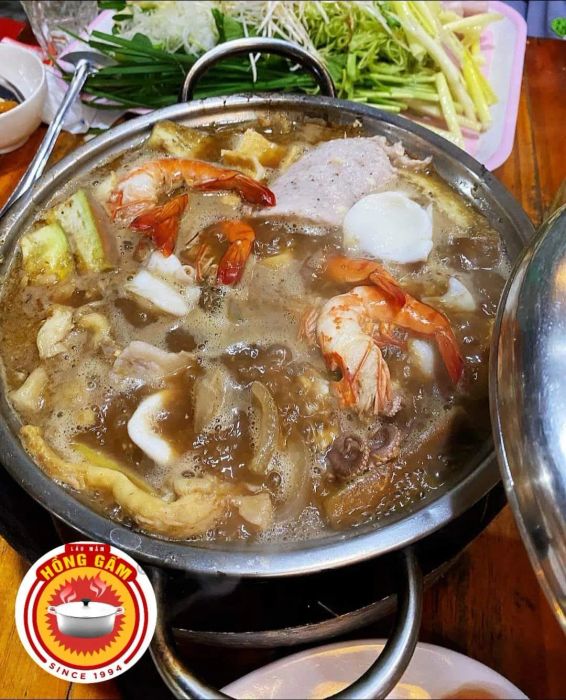 Không gian ấm cúng và nồi lẩu mắm đặc trưng tại Hồng Gấm