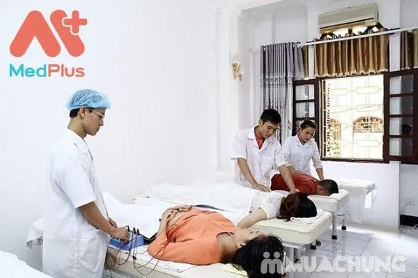 Ảnh 3: Khoảnh khắc Bác sĩ Hoàng tận tâm thăm khám cho bệnh nhân