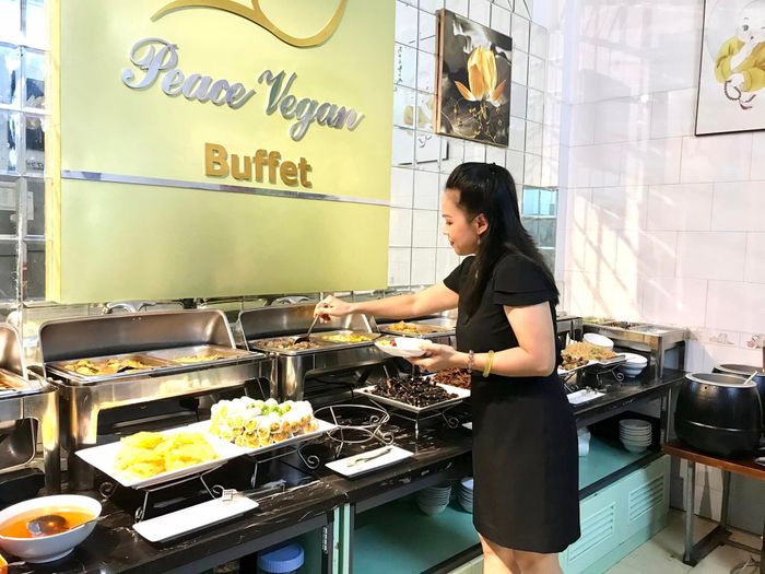 Không gian ấm cúng với bàn tiệc buffet đa dạng tại Peace Vegan