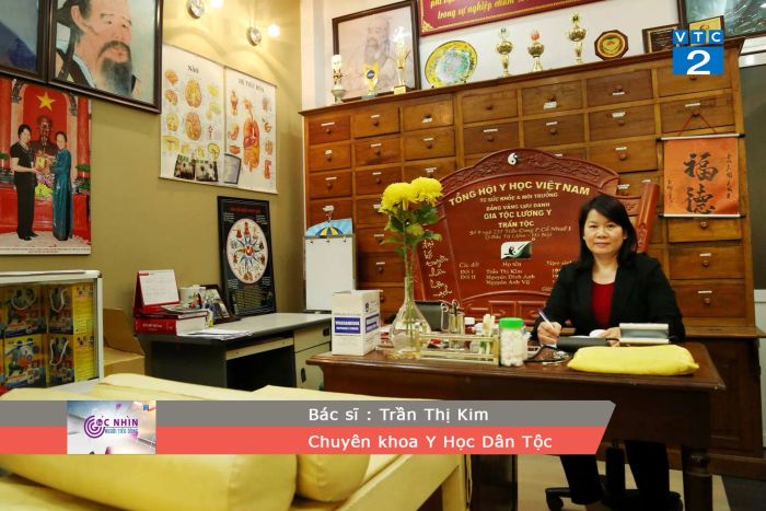 Chân dung Bác sĩ Trần Thị Kim - Ảnh 1: Nụ cười ấm áp của người thầy thuốc