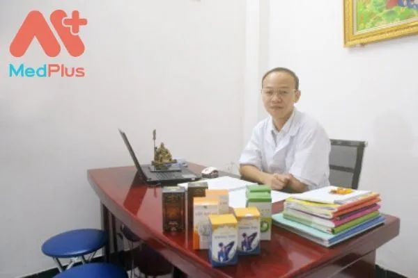 Ảnh 2: Bác sĩ Đinh Xuân Hoàng trong không gian phòng khám đầy tâm huyết