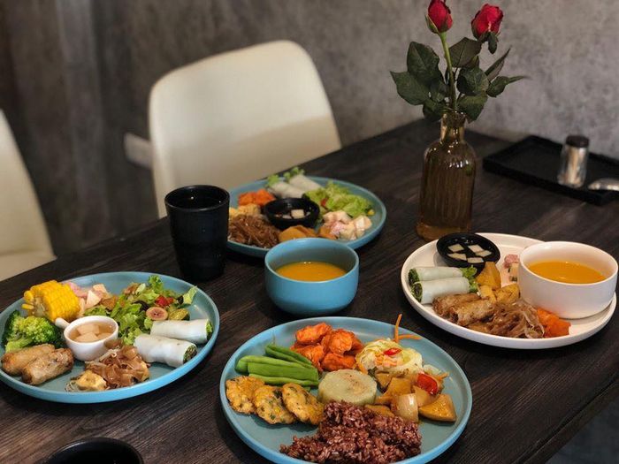 Không gian thanh tịnh với bàn tiệc đa dạng tại Buffet Chay Vegito