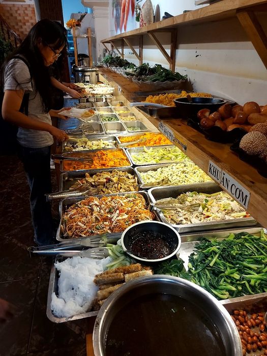 Không gian thanh tịnh với nồi lẩu chay thơm ngon tại Liên Hương Vegan Restaurant