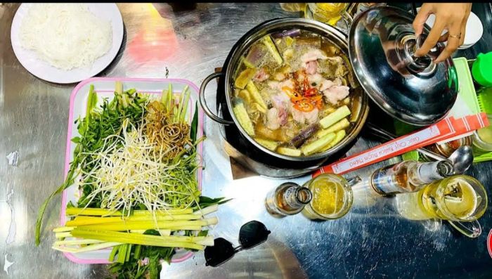 Nồi lẩu mắm thơm ngon đặc trưng tại Hồng Gấm