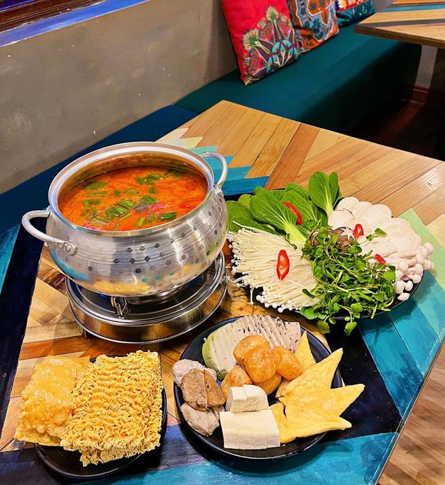 Không gian trẻ trung với bàn tiệc buffet đa dạng tại Veggie Castle