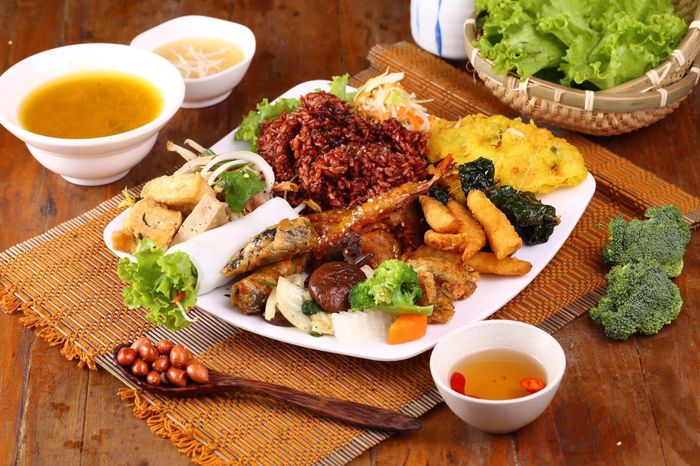 Không gian ấm cúng với bàn tiệc buffet đa dạng tại Peace Vegan